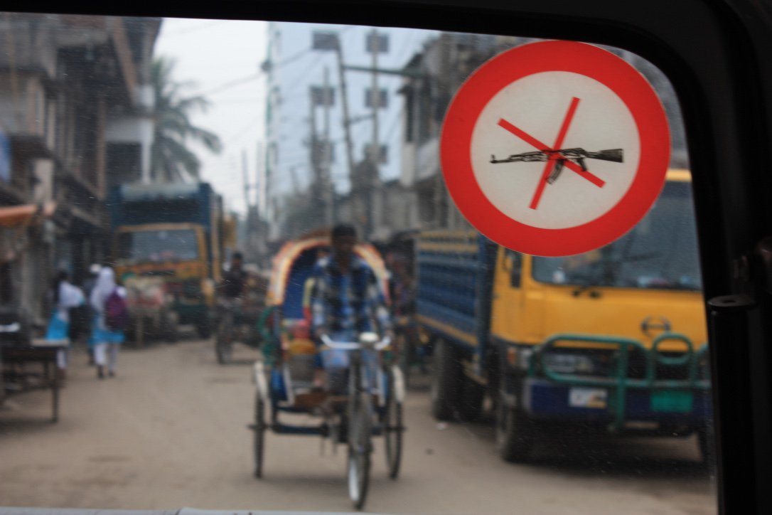 Druk verkeer in de wijk Kamrangirchar in Dhaka, Bangladesh.