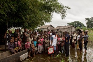 Medewerkers geven voorlichting over de cholera uitbraak in DR Congo