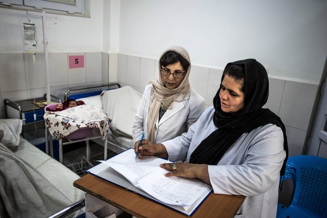 Hulpverleners Artsen zonder Grenzen in het Boost ziekenhuis, in Afghanistan