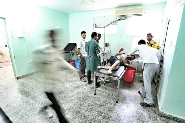 Een team van Artsen zonder Grenzen behandelt een patiënt in Jemen.