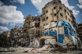 Een ziekenhuis in Oost-Aleppo beschermd door zandzakken na een luchtaanval in april 2016. ©Karam Almasri/MSF