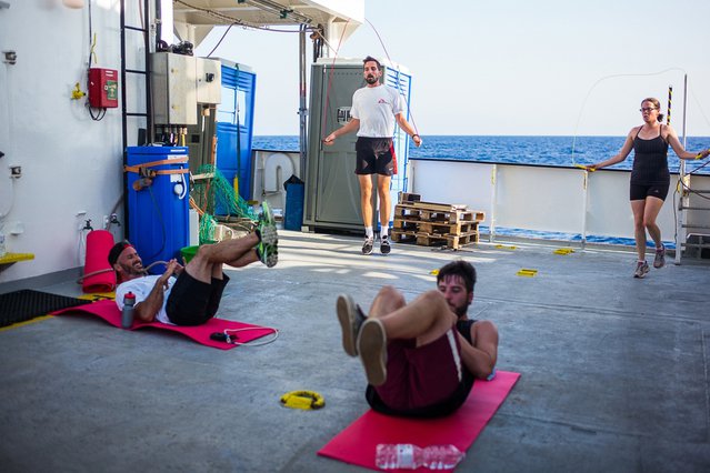 Medewerkers sporten op reddingsschip SOS Mediterranee.
