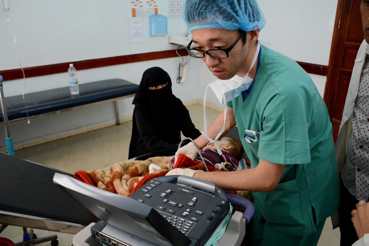 Chirurg Satoshi Seki onderzoekt een jonge patiënt in Jemen.