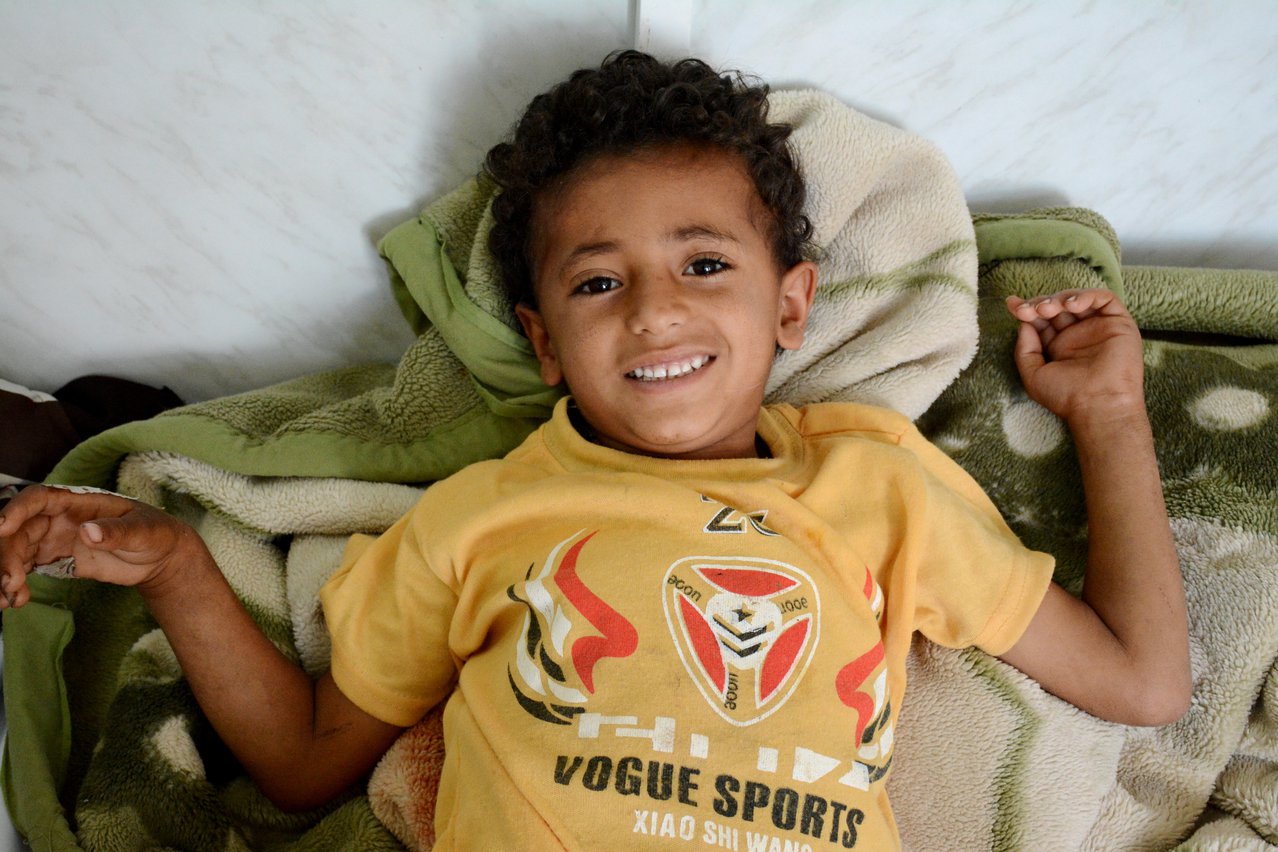 Ishaq geraakt door een verdwaalde kogel in Jemen.