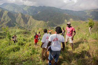 Medewerkers van Artsen zonder Grenzen spreken met lokale bewoners in Haïti