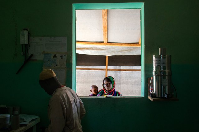 Een vrouw wacht bij de apotheek van ons gezondheidscentrum in Tsjaad.