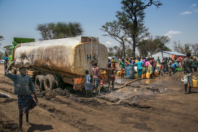 Een vrachtwagen met water in het vluchtelingenkamp Palorinya in Oeganda. ©Fabio Basone/MSF