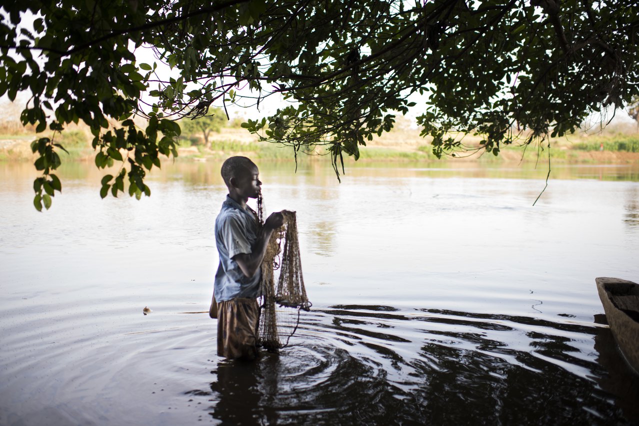 Jordy uit de Centraal Afrikaanse Republiek verdient als visser geld voor zijn familie.