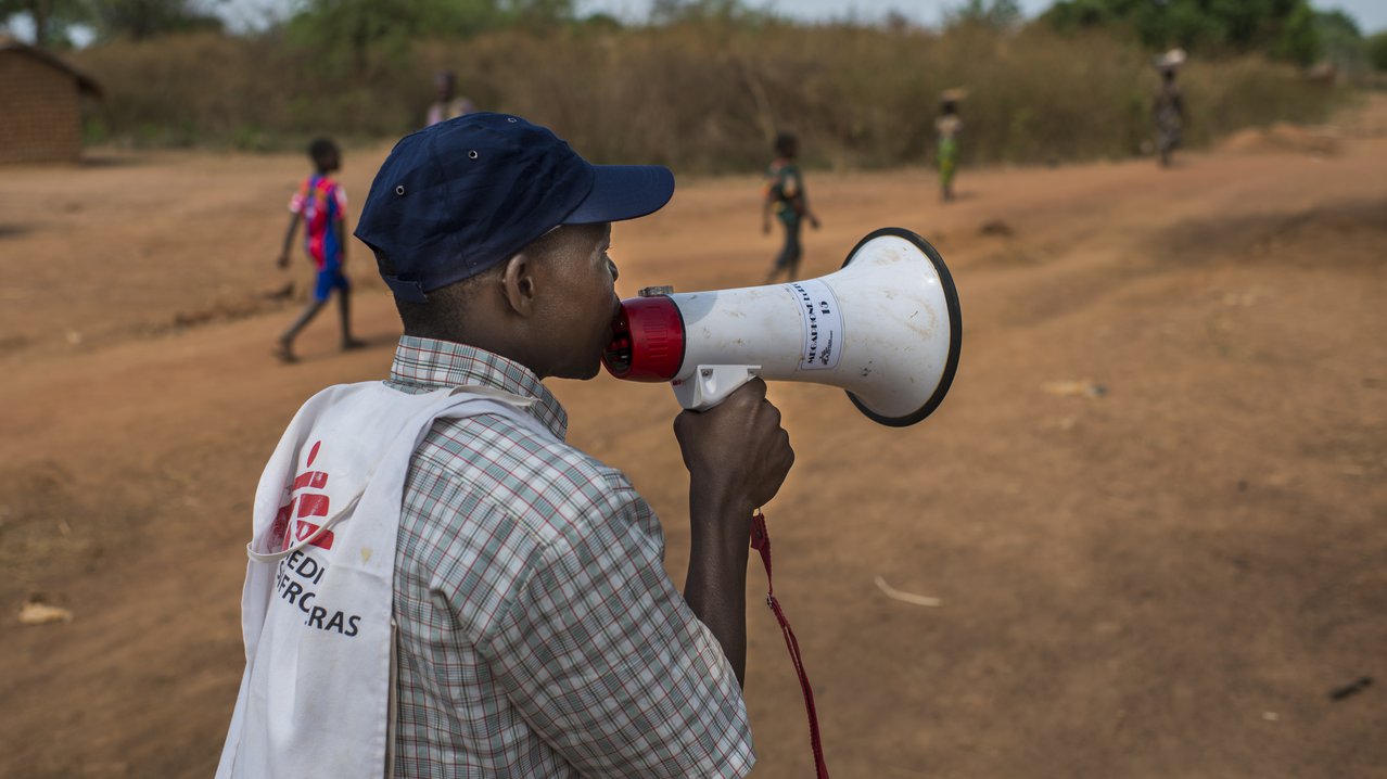 Onze medewerker geeft voorlichting over een vaccinatiecampagne in de Centraal Afrikaanse Republiek.