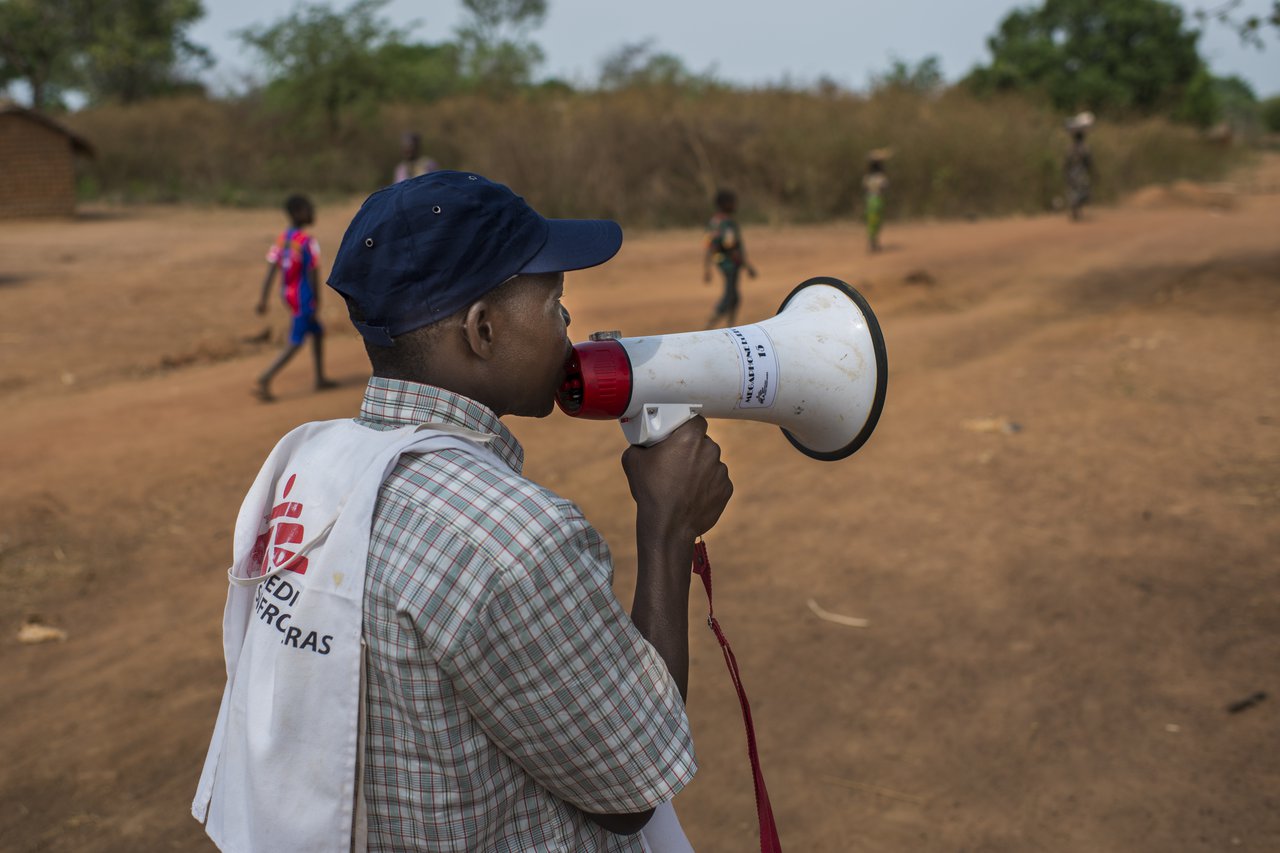 Onze medewerker geeft voorlichting over een vaccinatiecampagne in de Centraal Afrikaanse Republiek.
