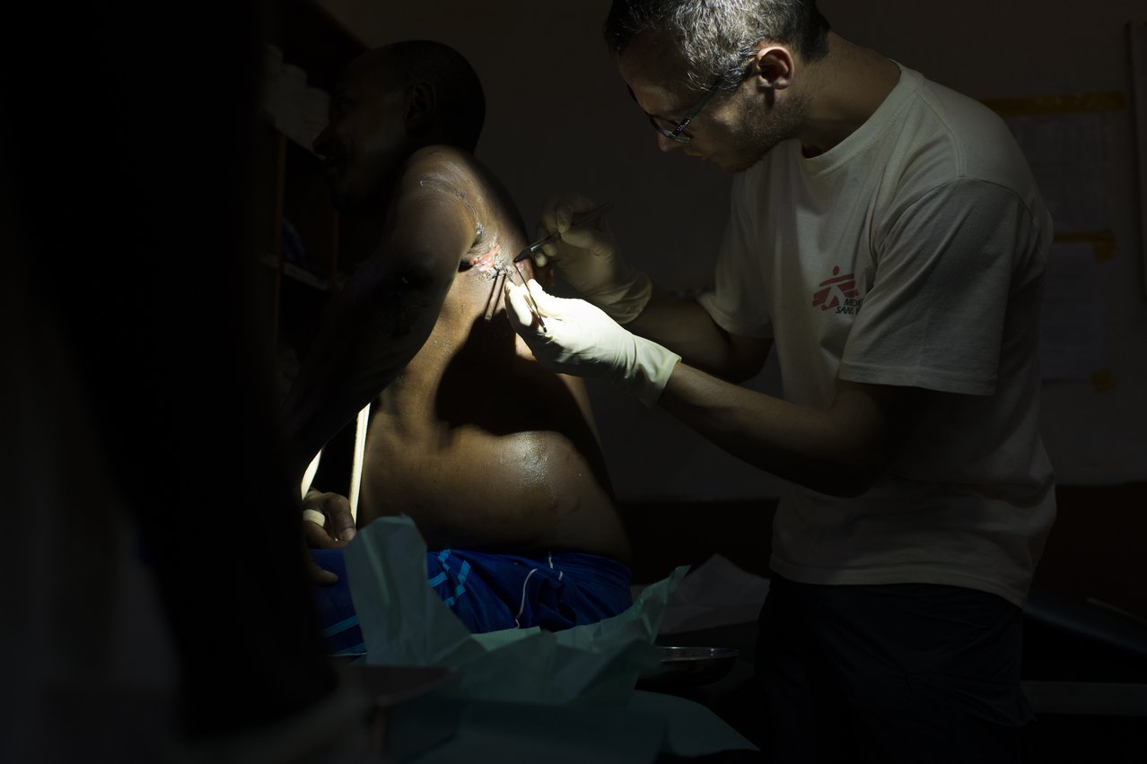 In een ziekenhuis in de Centraal Afrikaanse Republiek verzorgt onze arts een patiënt.