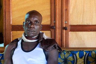 Anga raakte gewond na een eenval door gewapende mannen in de Centraal Afrikaanse Republiek.