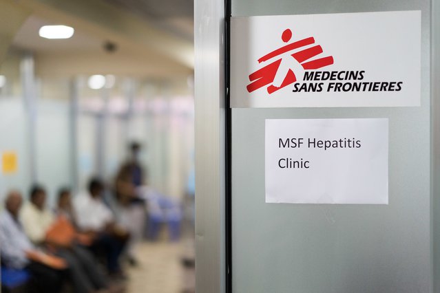 Patiënten wachten op hun afspraak in de onze Hepatitis C-kliniek in Cambodja.