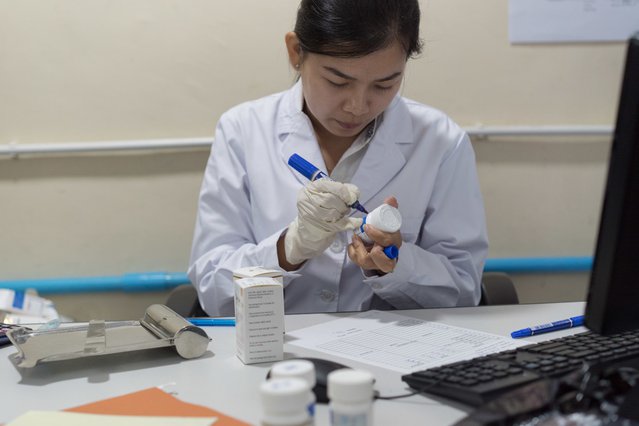 Artsen zonder Grenzen apotheektechnicus medicijnen hepatitis C ziekenhuis Cambodja.