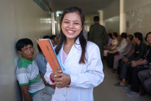 Verpleegkundige Artsen zonder Grenzen wachtruimte hepatitis C-kliniek  Cambodja.