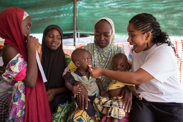 Ondervoede kinderen in Nigeria weer op de been helpen met speciale voeding.