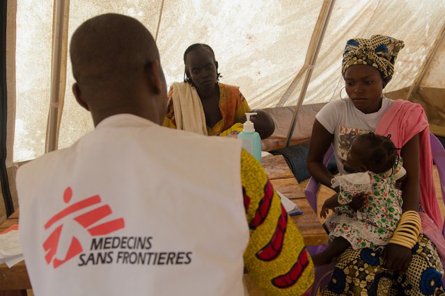 Hulpverleners behandelt patiënten voor malaria in de Centraal Afrikaanse Republiek.