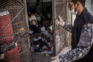 Een bewaker sluit de deur van een cel in het Abu Salim detentiecentrum, in Tripoli.