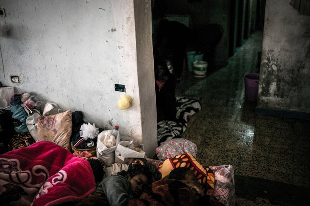 Vrouwen slapen op de grond in een detentiecentrum in Libië.