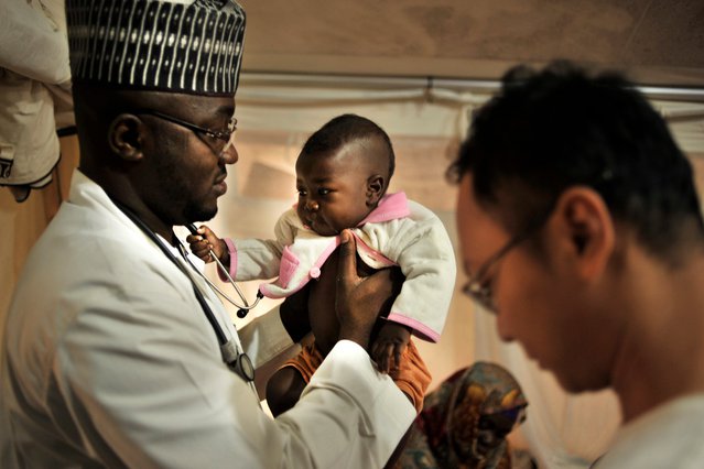 Artsen zonder Grenzen artsen Dr. Mohammed en Dr. Kyi behandelen patienten in Nigeria