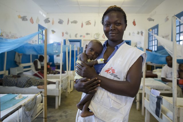 Verpleegkundige met 6-maanden oud patiëntje Yapele, in Artsen zonder Grenzen kliniek in DR Congo