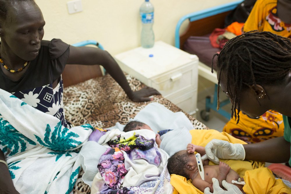 Een verpleegkundige checkt een prematuur geboren kindje in het ziekenhuis van Gambella, Ethiopië