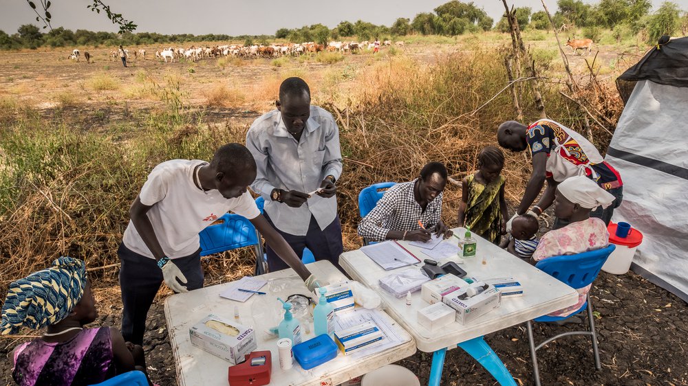Hulpverleners van Artsen zonder Grenzen geven medische zorg in Zuid-Sudan.