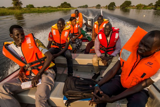 Hulpverleners Artsen zonder Grenzen per boot onderweg naar afgelegen gebieden in Zuid-Sudan.