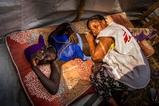 Verloskundige Artsen zonder Grenzen onderzoekt een jonge zwangere vrouw in Zuid-Sudan.