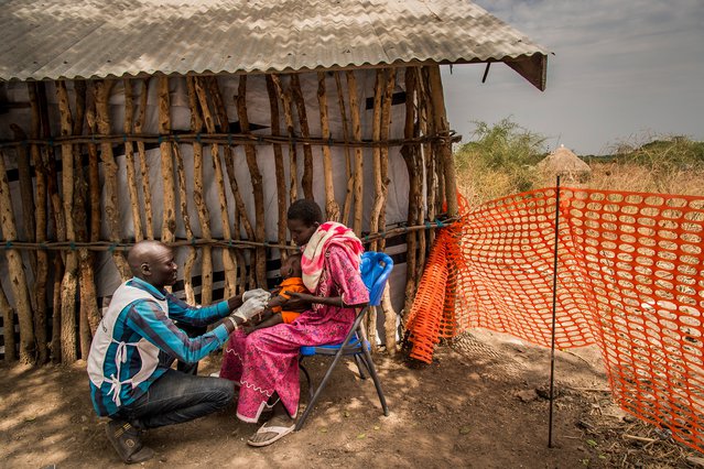 Onze verpleegkundige onderzoekt een baby in Meer, Zuid-Sudan.