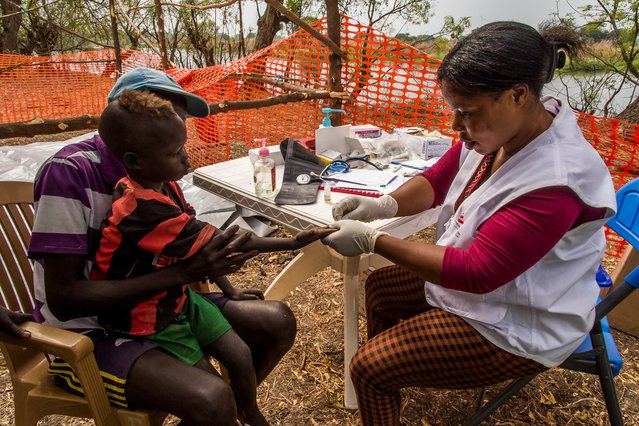 Verpleegkundige Artsen zonder Grenzen test een jongetje op malaria in Zuid-Sudan.