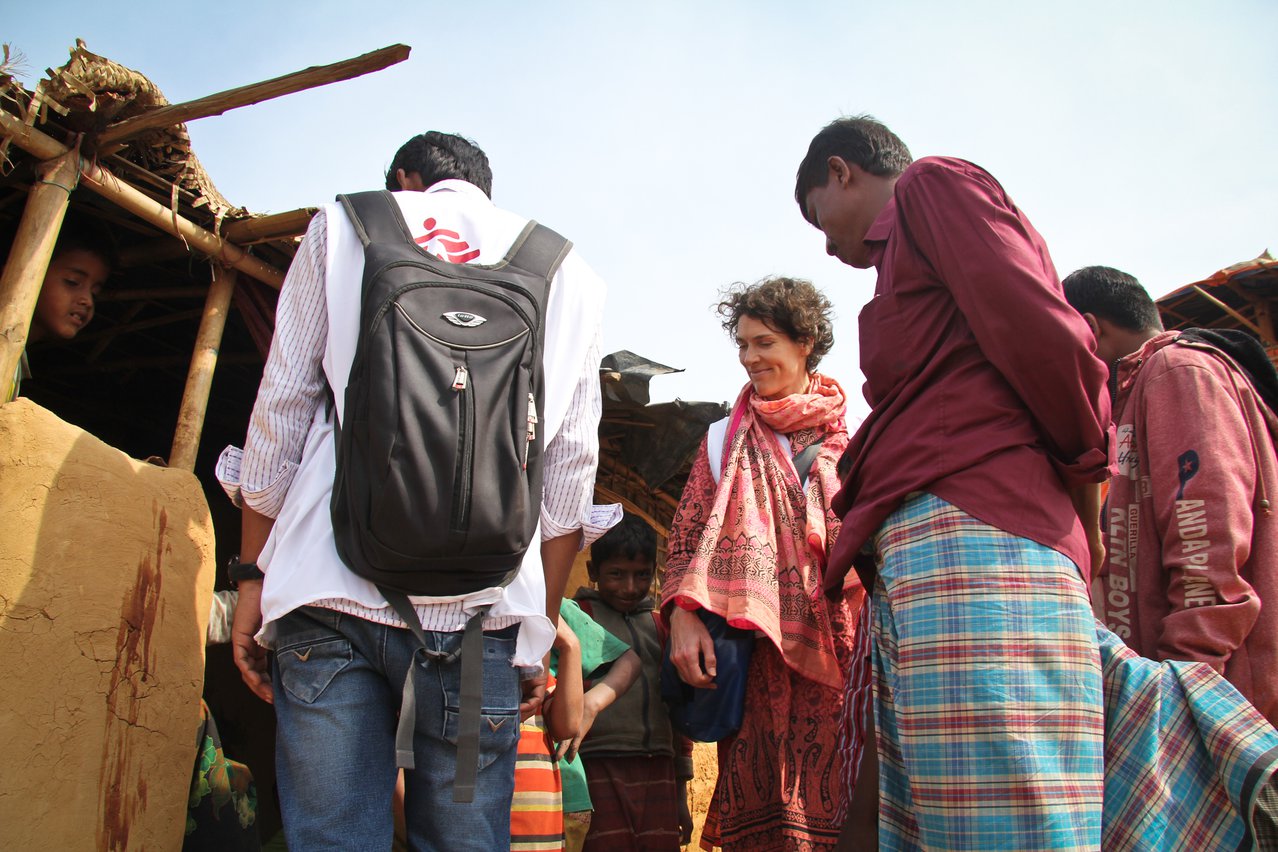 Artsen zonder Grenzen directeur Nelke Manders loopt door het Kutupalong-vluchtelingenkamp.