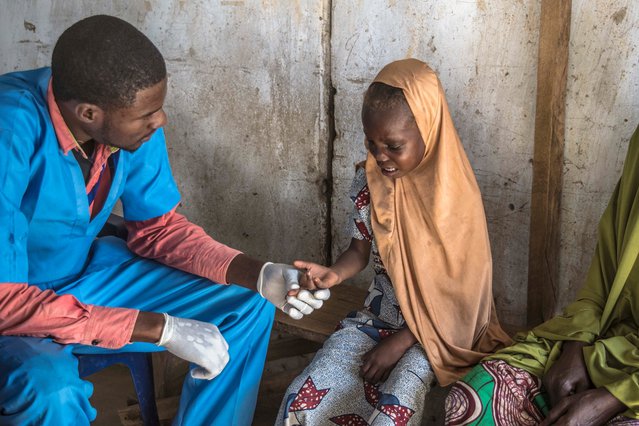 Hulpverlener Artsen zonder Grenzen in IDP's Kamp, Monguno, Nigeria