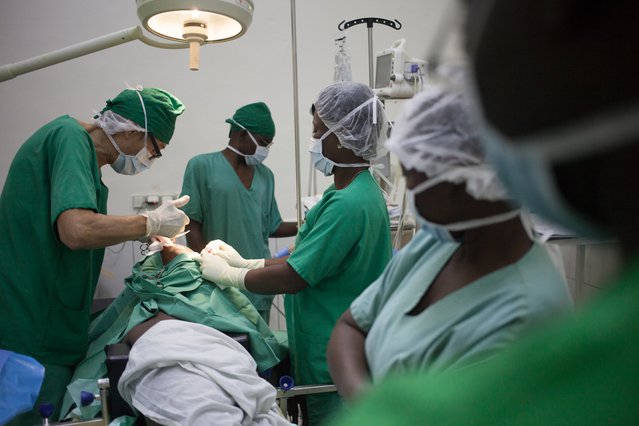 Chirurg Artsen zonder Grenzen verwijdert kogel bij een patiënt in de Centraal Afrikaanse Republiek.