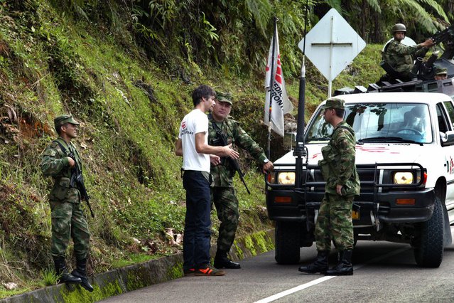 Een hulpverlener is in gesprek met een militair in Colombia. ©  Juan-Carlos Tomasi  (Foto uit 2007)