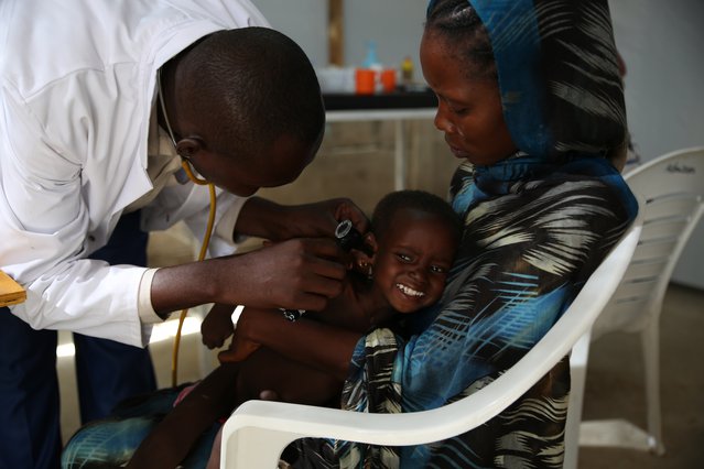 Arts onderzoekt kind in kliniek in Tsjaad