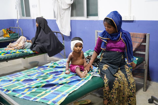 Een moeder en kind in kliniek Artsen zonder Grenzen in Kutupalong, Bangladesh.