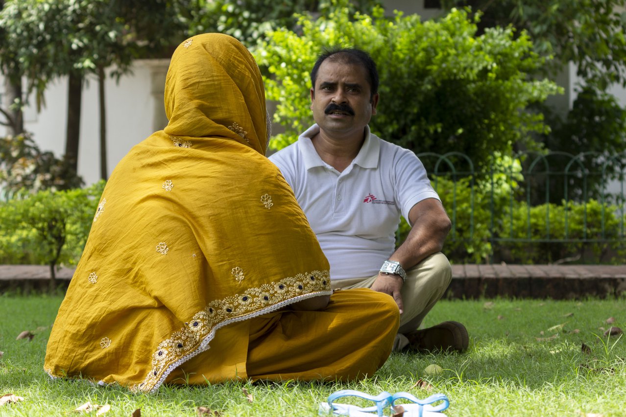 Zoya praat met onze gezondheidsvoorlichter Chavvi in Patna.