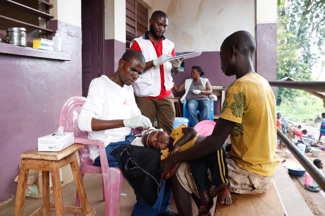 Hulpverlener Artsen zonder Grenzen brengt een infuus aan bij een ondervoed kind in de Centraal Afrikaanse Republiek.