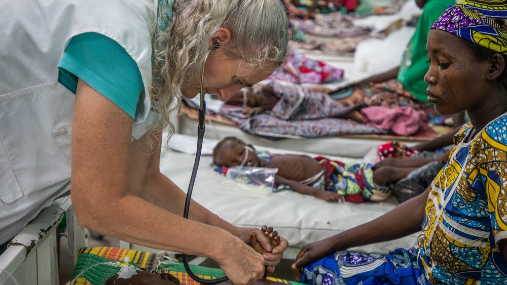 Kinderarts onderzoekt kindje