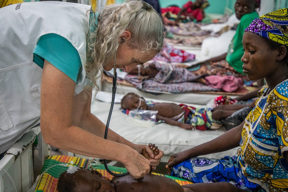 Kinderarts onderzoekt kindje