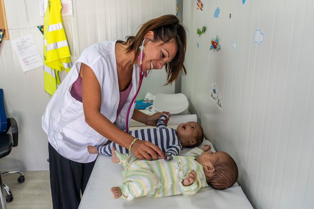 Kinderarts verzorgt babies | Artsen zonder Grenzen