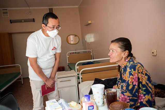Arts Artsen zonder Grenzen bezoekt een patiënt Ludmila in Wit-Rusland