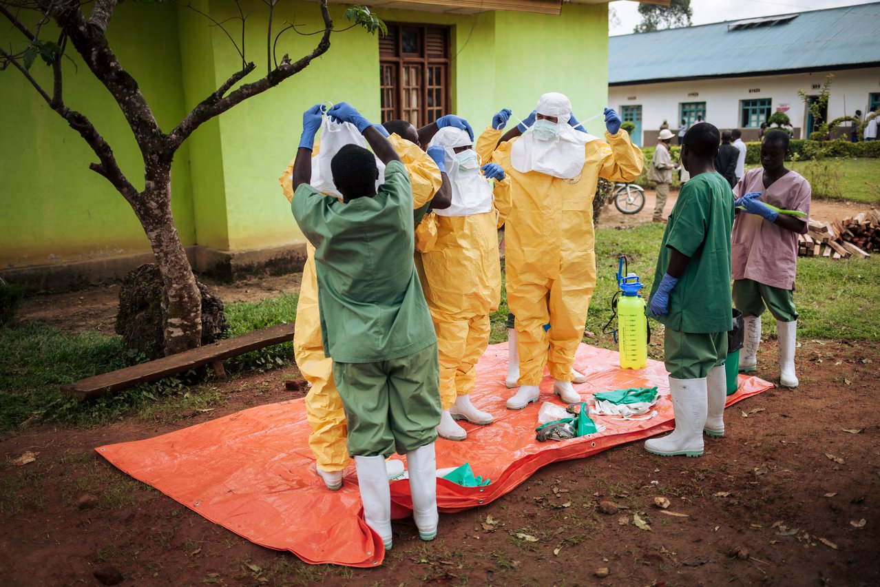 Ebola pak aantrekken, Guinee | Artsen zonder Grenzen