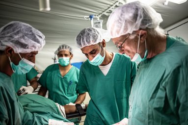 Chirurgen Artsen zonder Grenzen aan het werk in ons veldhospitaal in Jemen.