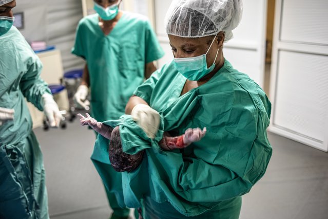 Verloskundige Furaha met een pasgeboren baby na een keizersnede in veldhospitaal Artsen zonder Grenzen in Jemen.