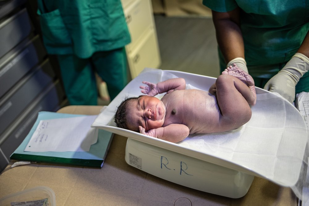 Onze verloskundige weegt een pasgeboren baby in ons veldhospitaal in Jemen.
