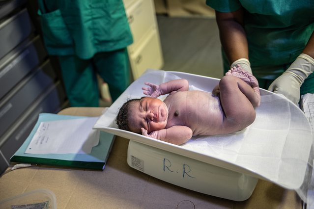 Verloskundige Artsen zonder Grenzen weegt een pasgeboren baby in ons veldhospitaal in Jemen.