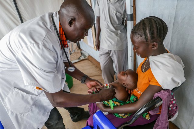 Een arts onderzoekt kind op ondervoeding in DR Congo | Artsen zonder Grenzen
