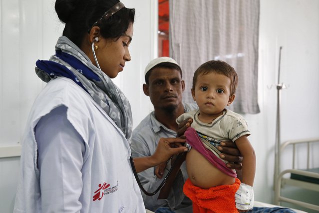 Verpleegkundige Artsen zonder Grenzen onderzoekt patiënt in Kutupalong kamp in Bangladesh